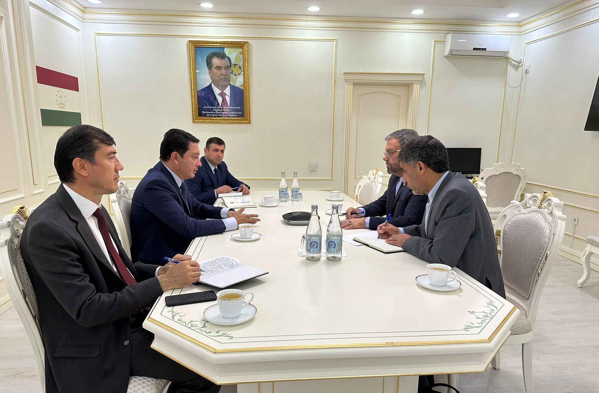 Мулоқоти раиси Кумита бо сафири фавқулода ва мухтори Ҷумҳурии Исломии Эрон